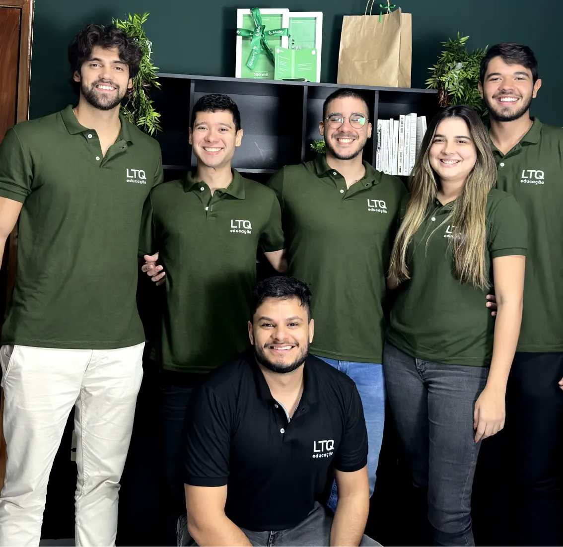 Equipe LTQ Educação uniformizada